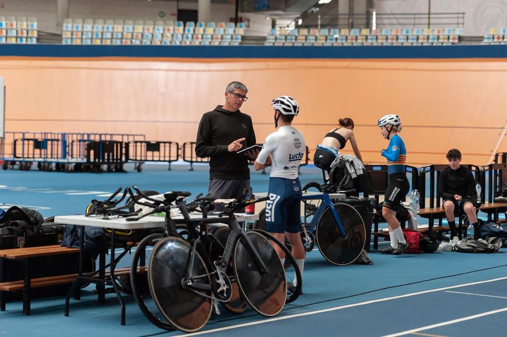 Formación de jóvenes ciclistas en el velódromo