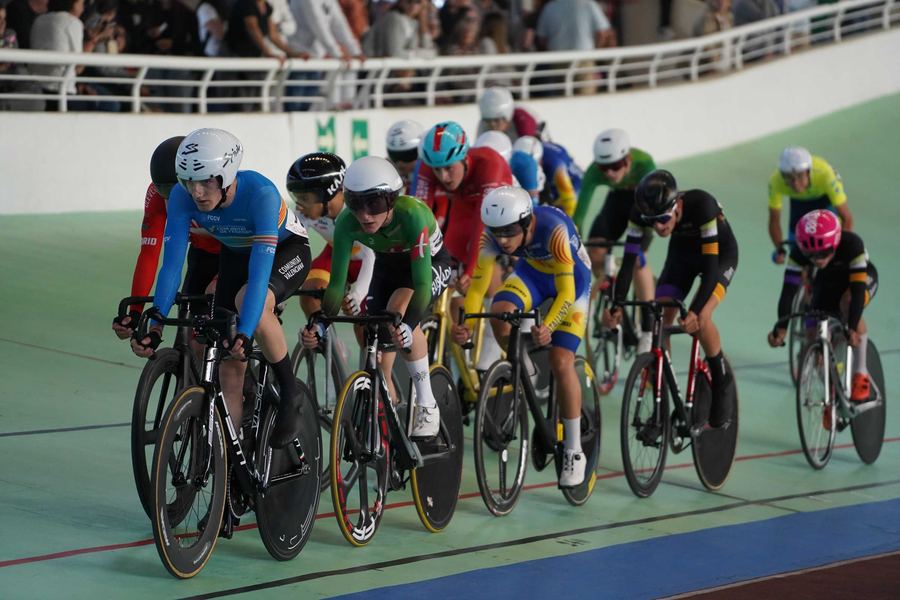 Joven ciclista de categoría cadete entrenando en el velódromo