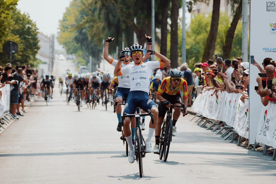 Ciclista de competición entrenando